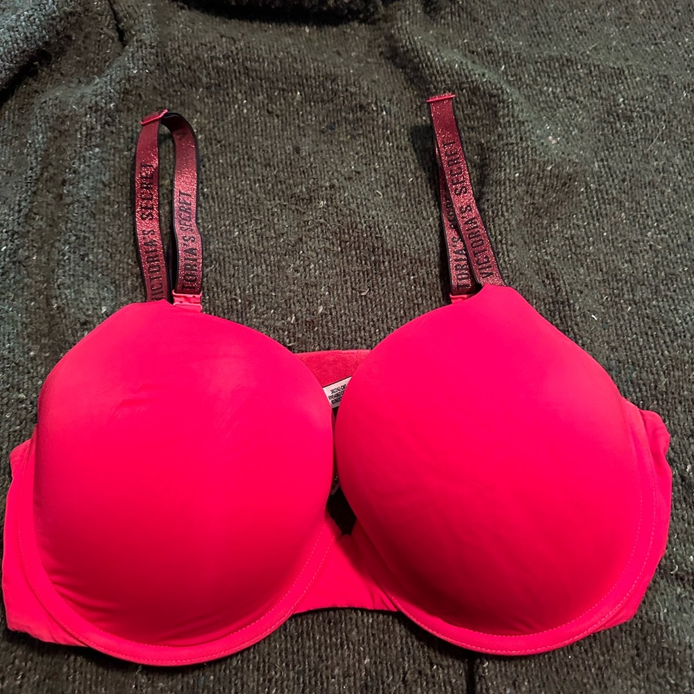 Red Victoria’s Secret t shirt bra perfect shape bra